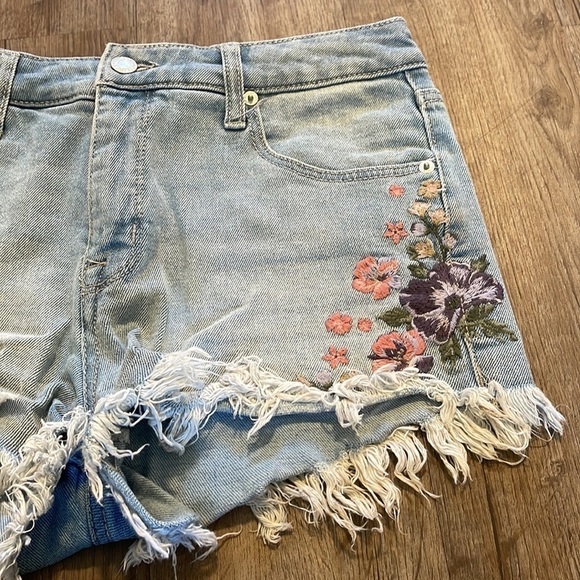 MOSSIMO SUPPLY HIGH RISE FLORAL EMBROIDERED SHORTS (8) - Picture 2 of 5